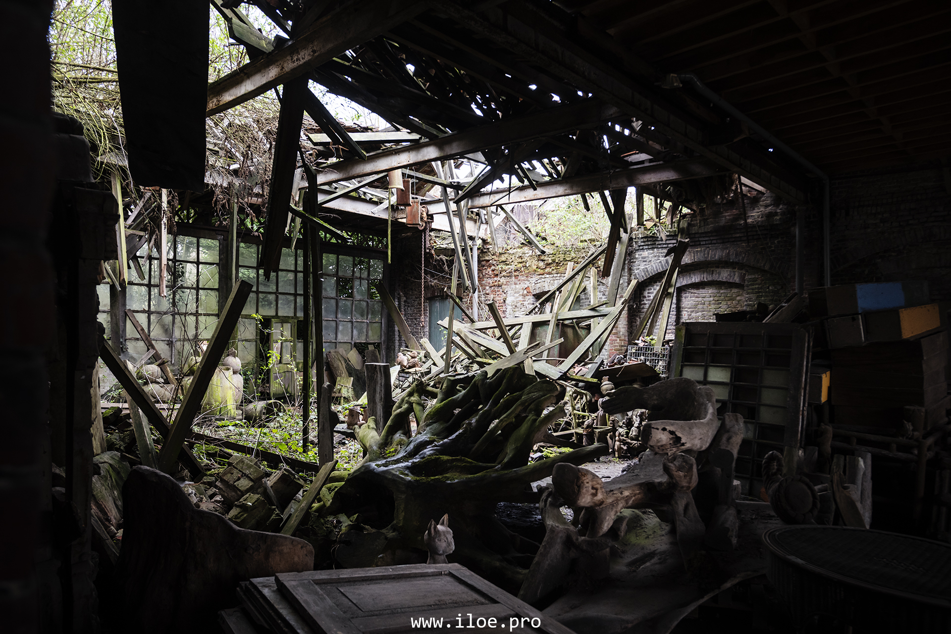 Vieille scie circulaire rouillée dans un atelier abandonné – Jardin d'Alice