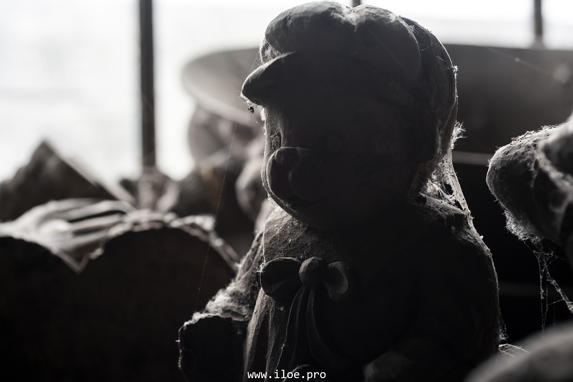Statue en bois inachevée éclairée par un rayon de soleil – Jardin d'Alice par Iloé Photography