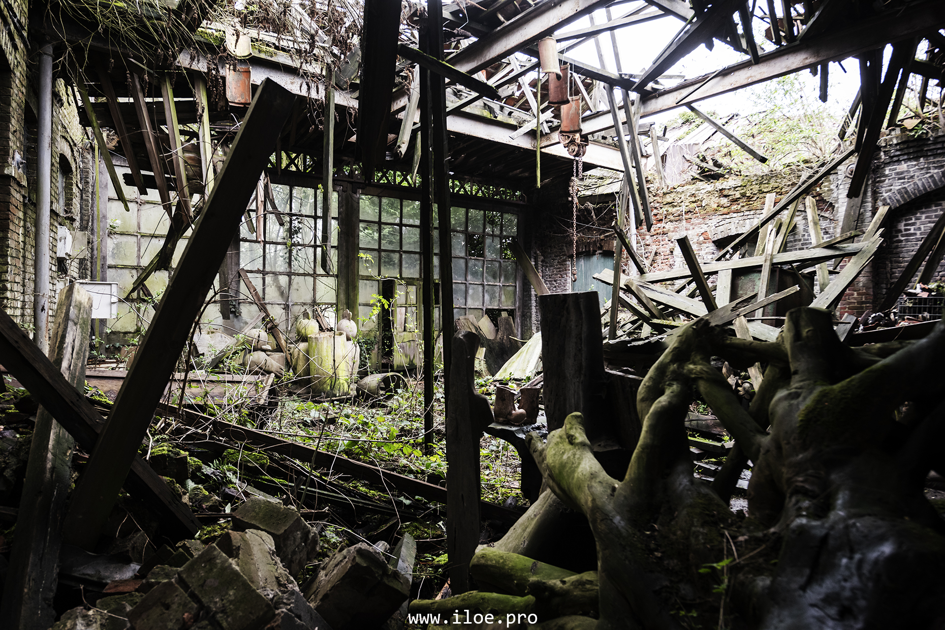Vue d’ensemble de l’atelier de sculpture abandonné à la frontière belge – Iloé Photography